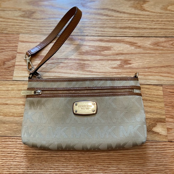 Michael Kors Handbags - Michael Kors wristlet / wallet